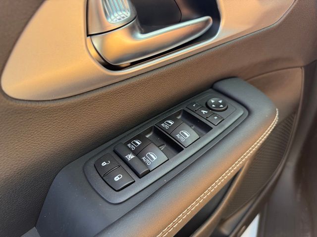 2026 Chrysler Pacifica Limited photo 3