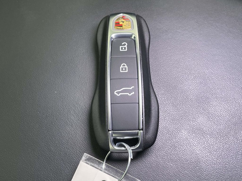 2024 Porsche Cayenne S photo 39