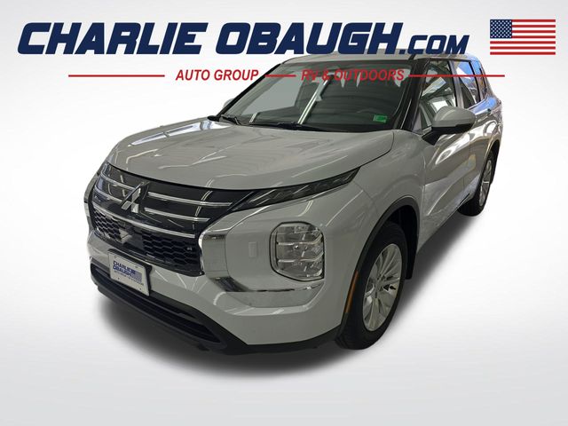 2025 Mitsubishi Outlander ES's photo