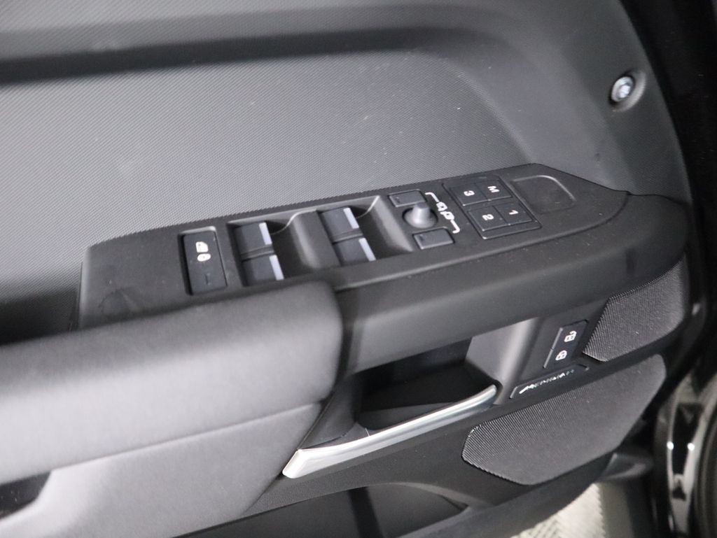 2025 Land Rover Defender 110 S photo 22
