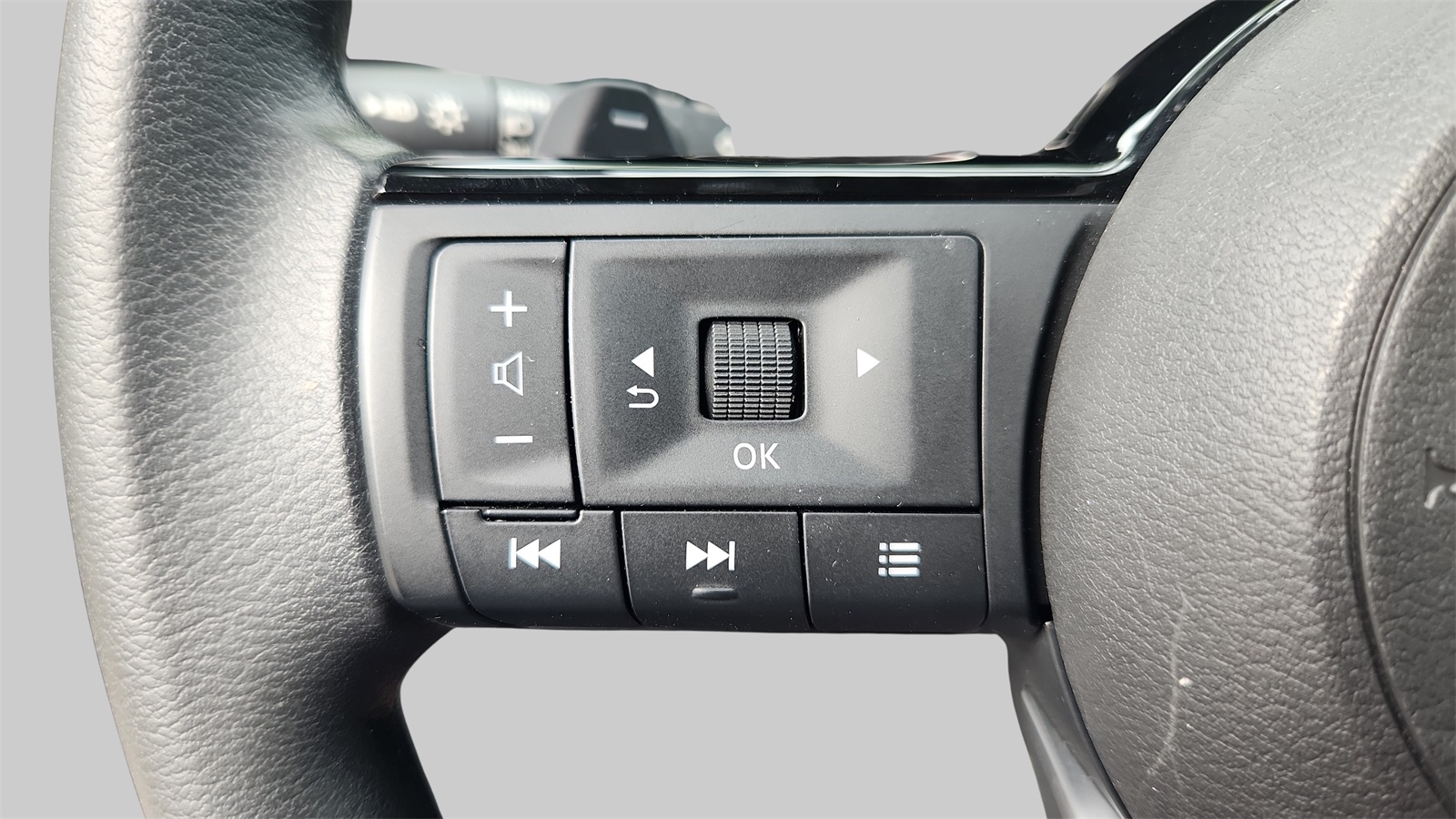 2023 Nissan Rogue SV photo 25