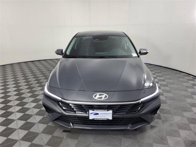 2025 Hyundai Elantra SE photo 2
