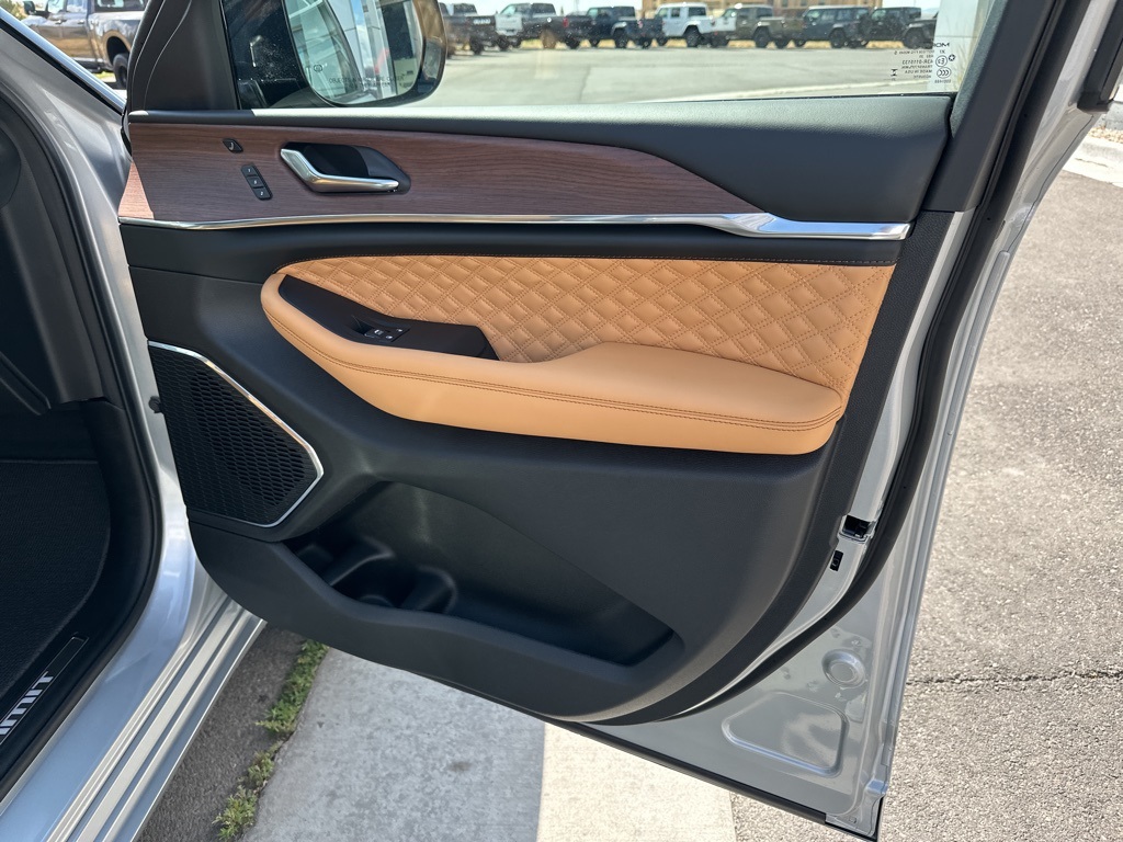 2025 Jeep Grand Cherokee L Summit photo 39