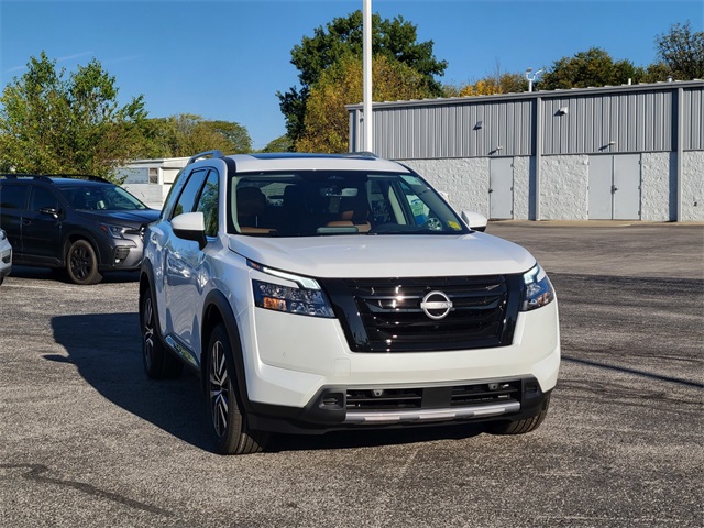 2025 Nissan Pathfinder Platinum photo 2