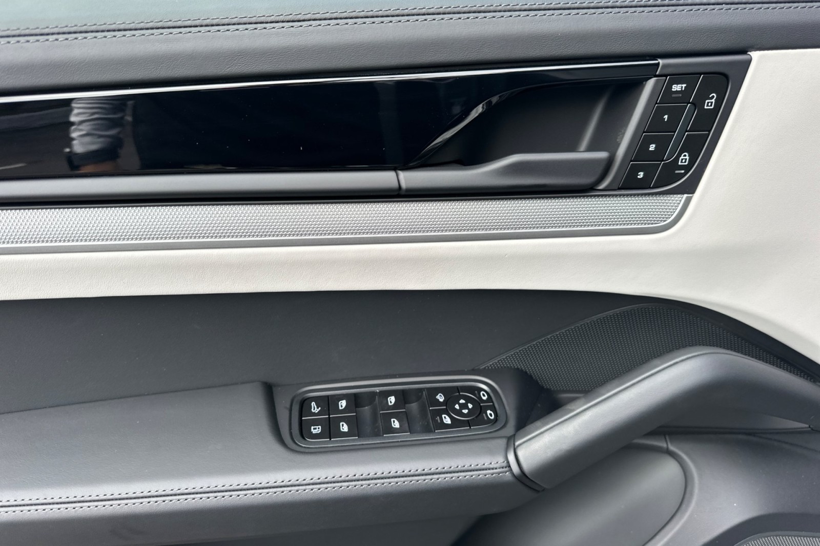 2026 Porsche Cayenne S E-Hybrid Coupe photo 13