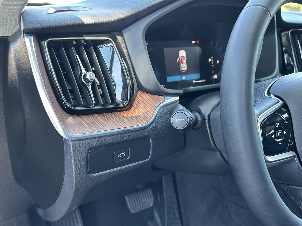 2023 Volvo XC60 B5 Plus photo 17