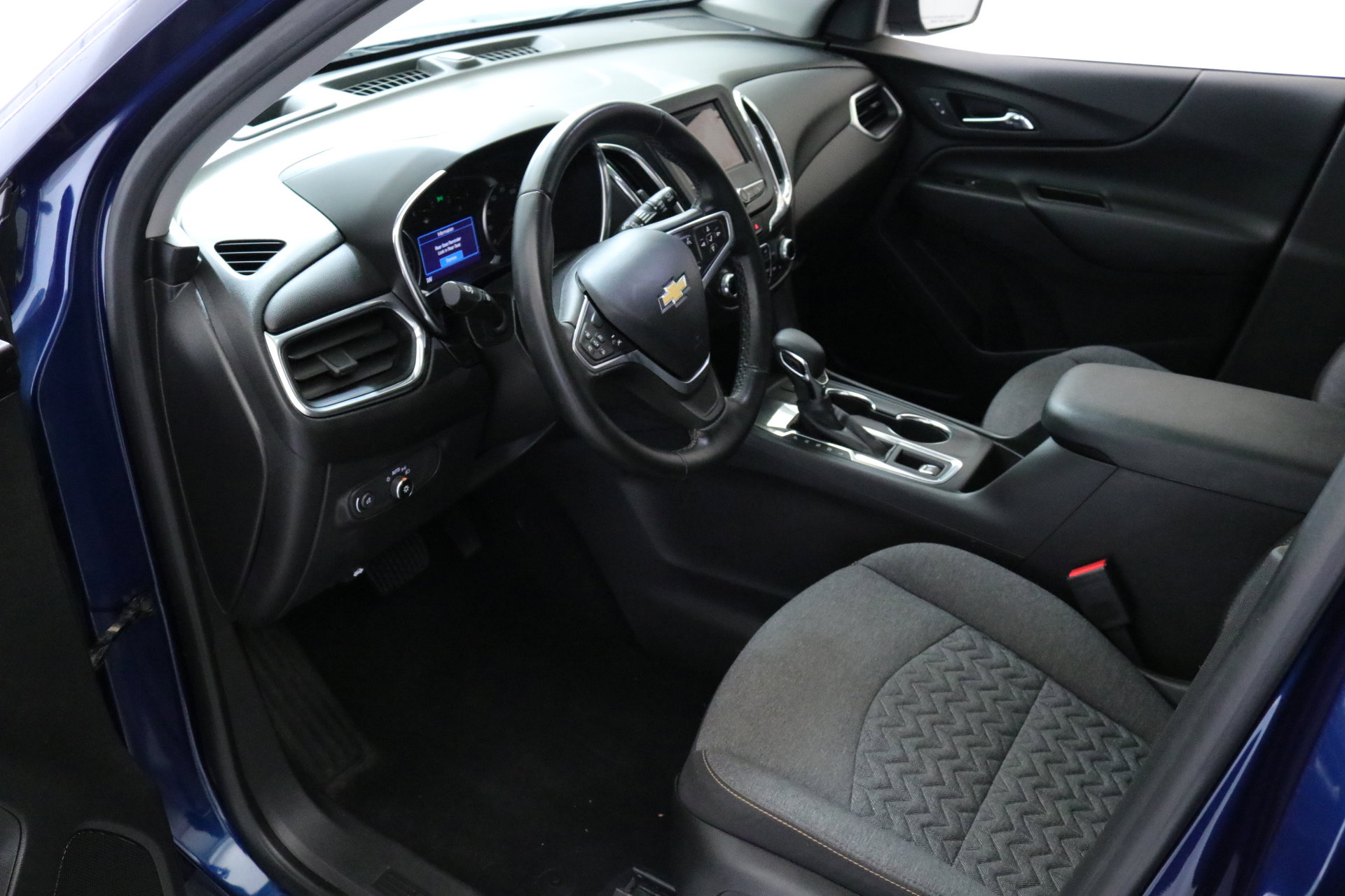 2023 Chevrolet Equinox LT photo 2