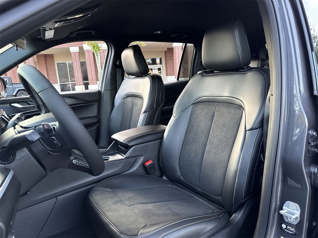 2025 Jeep Grand Cherokee Altitude photo 11
