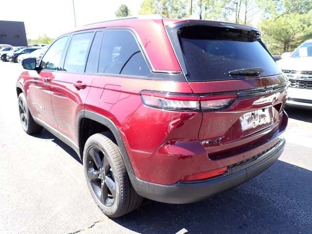2025 Jeep Grand Cherokee Limited photo 3