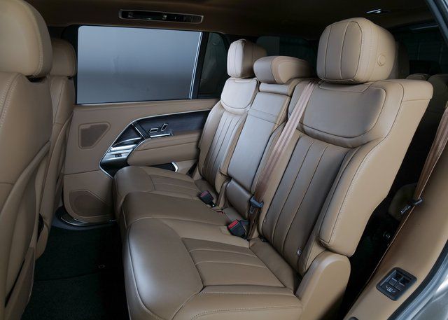 2025 Land Rover Range Rover SE photo 3
