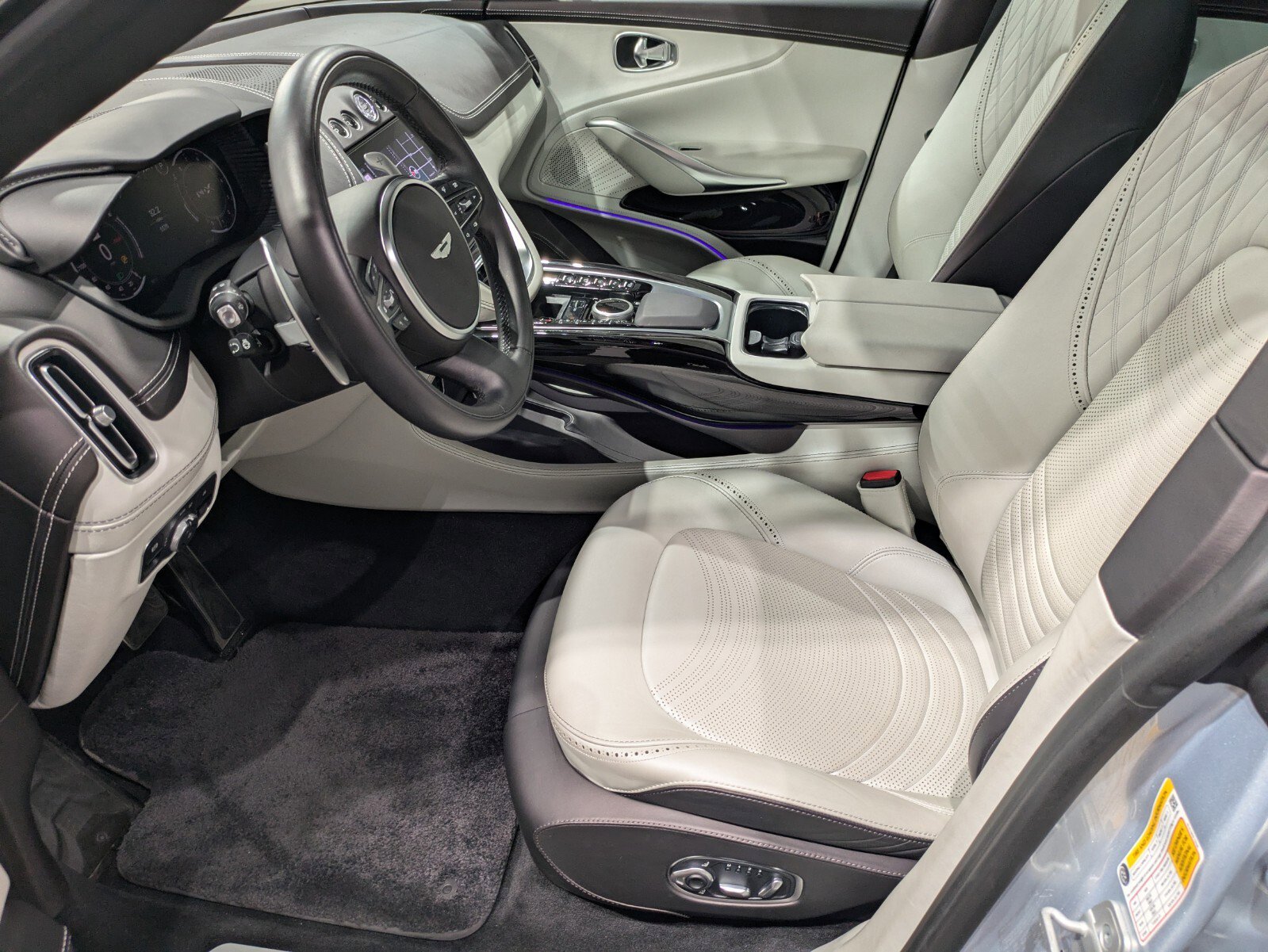 2024 Aston Martin DBX photo 15