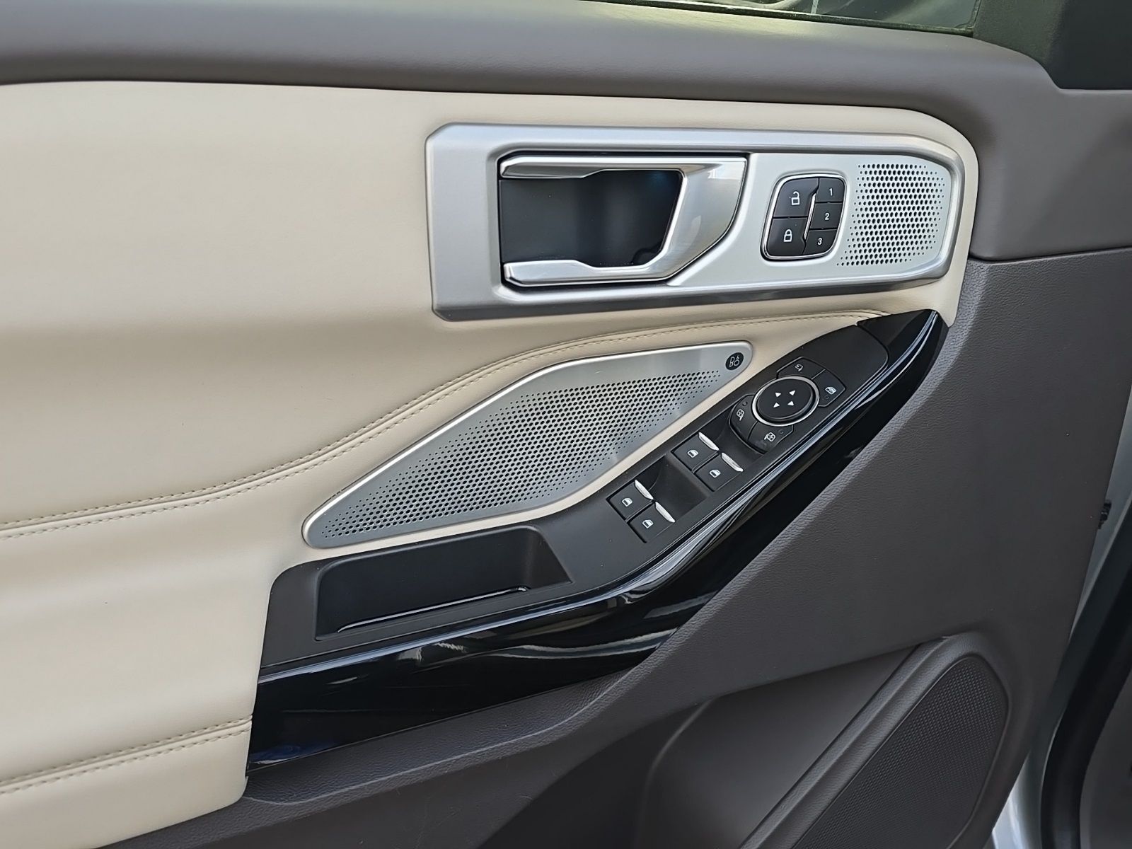 2022 Ford Explorer Hybrid Platinum photo 20