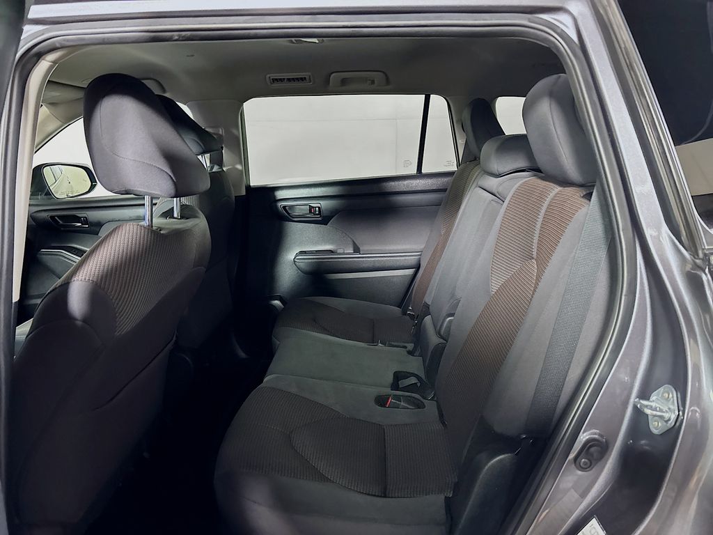 2024 Toyota Highlander LE photo 17