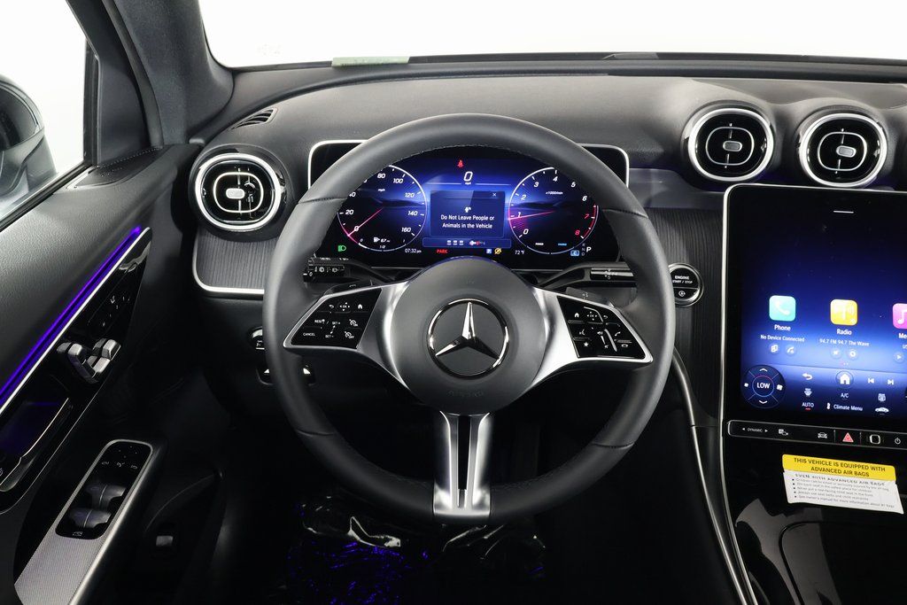 2025 Mercedes Benz GLC 300 photo 3
