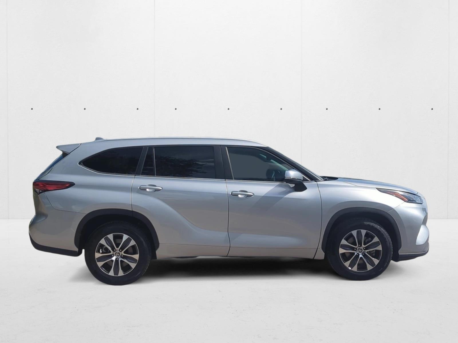 2023 Toyota Highlander Hybrid XLE photo 3