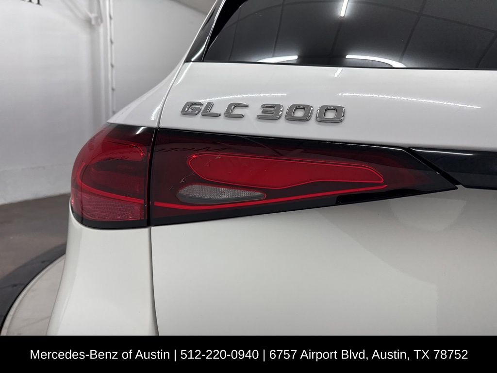 2025 Mercedes Benz GLC 300 photo 9