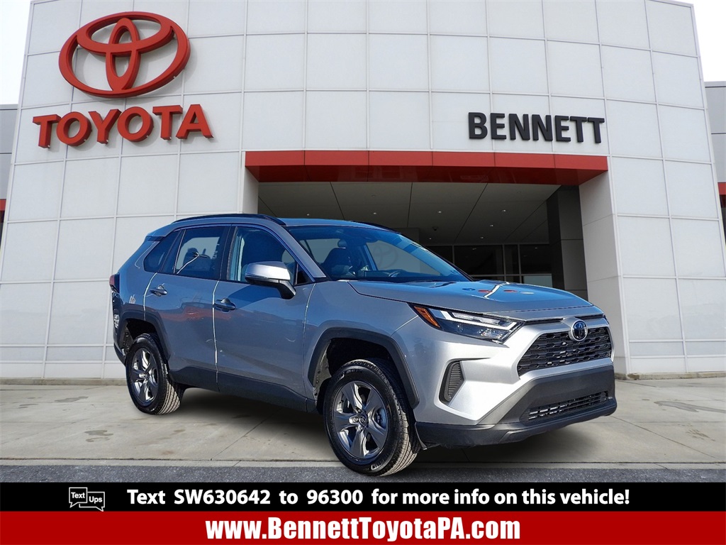 2025 Toyota RAV4 XLE's photo