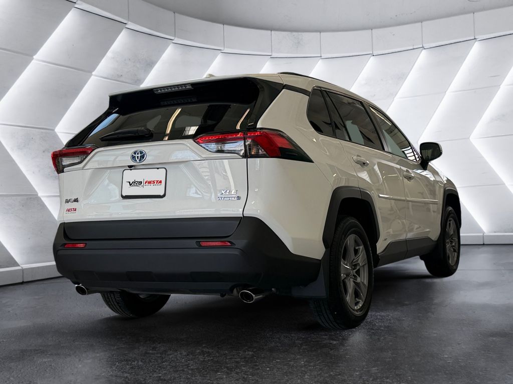 2024 Toyota RAV4 Hybrid XLE photo 2
