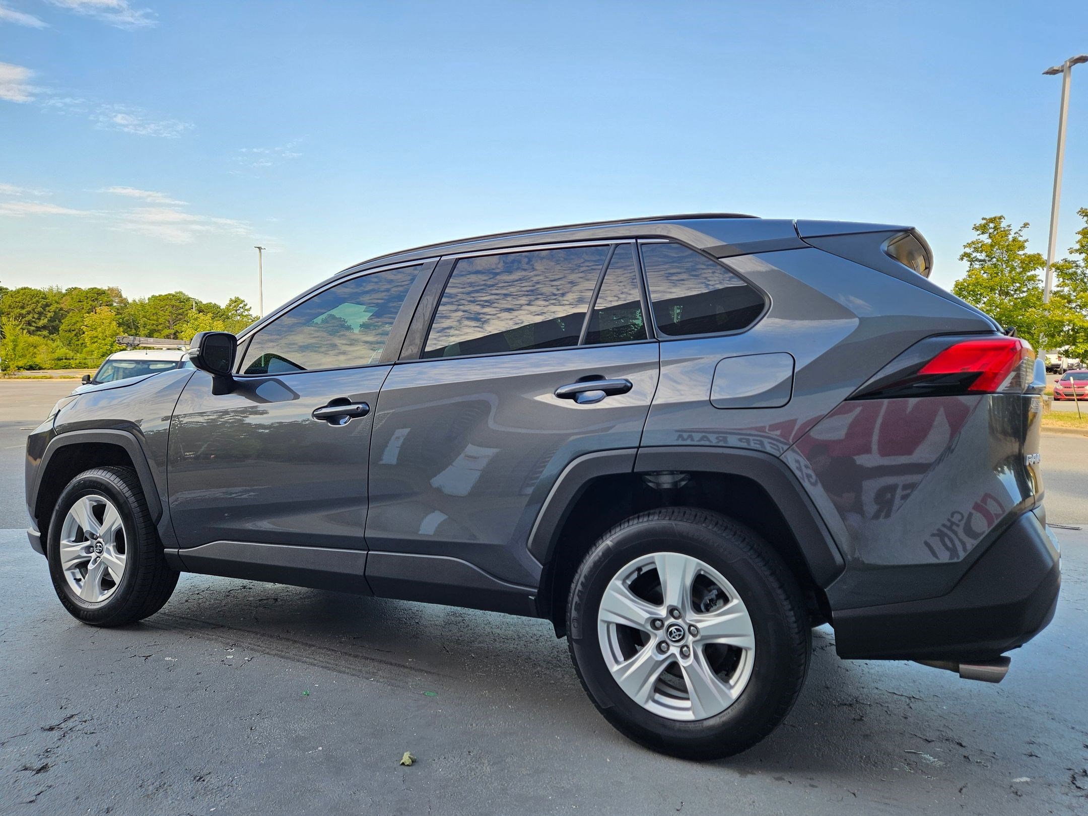 2021 Toyota RAV4 XLE photo 3