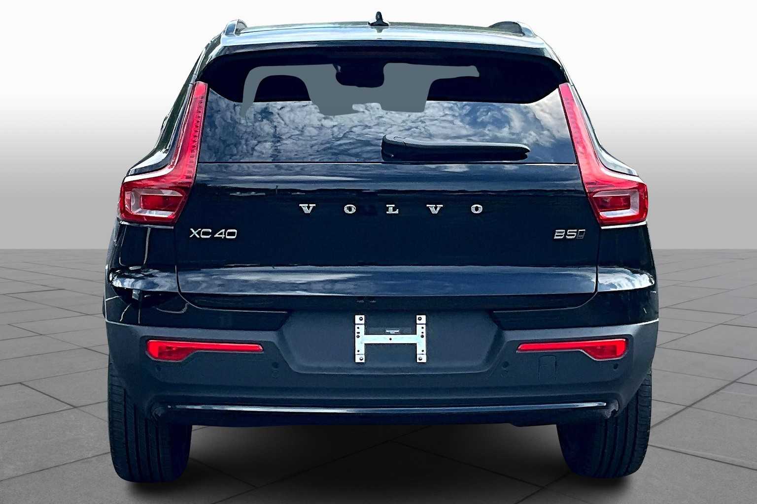 2026 Volvo XC40 Plus photo 4