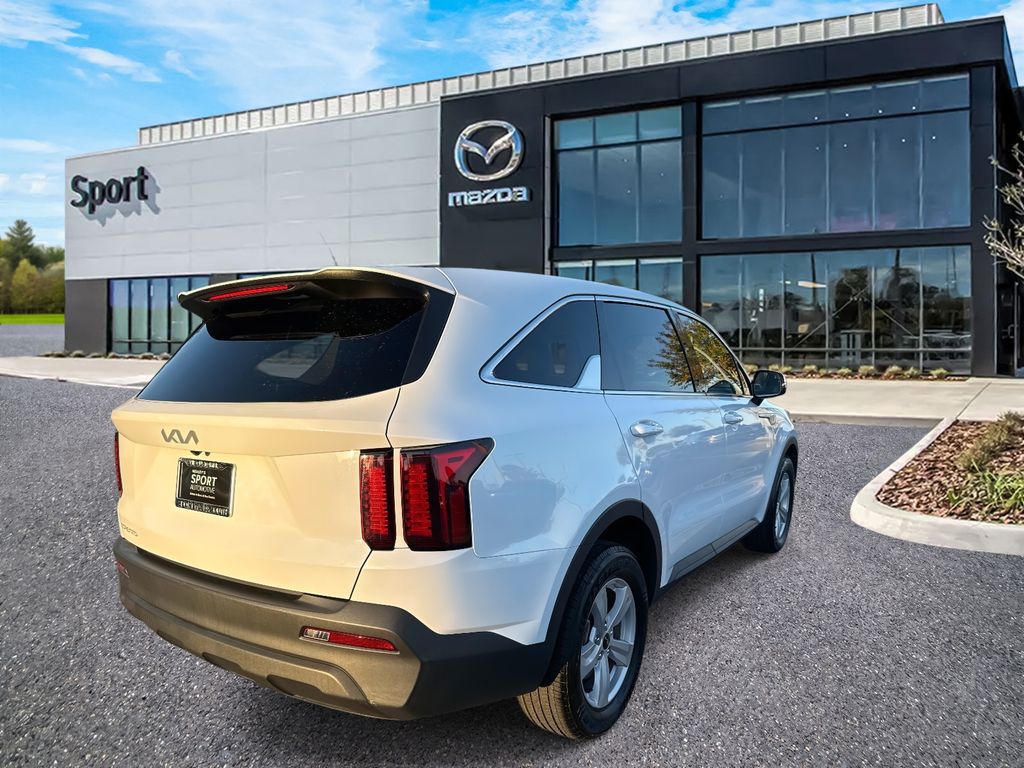 2023 Kia Sorento LX photo 3