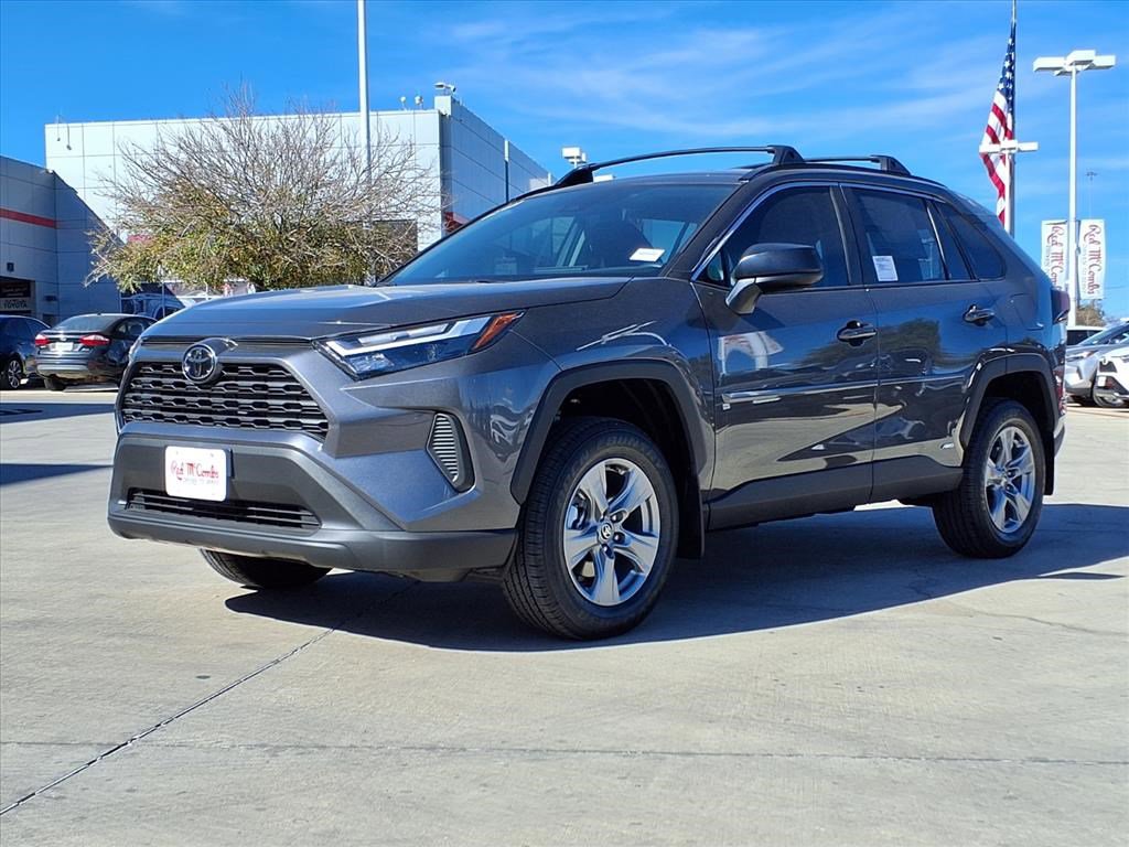 2025 Toyota RAV4 LE's photo
