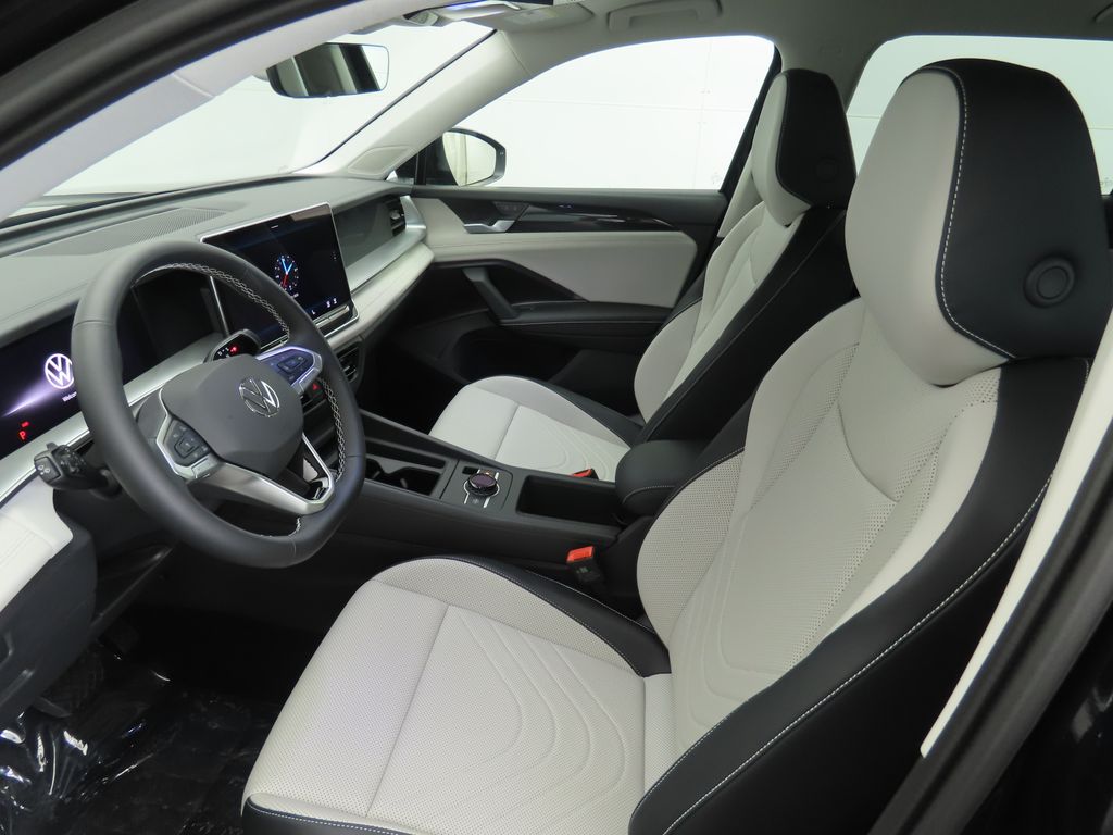 2025 Volkswagen Tiguan SE photo 18