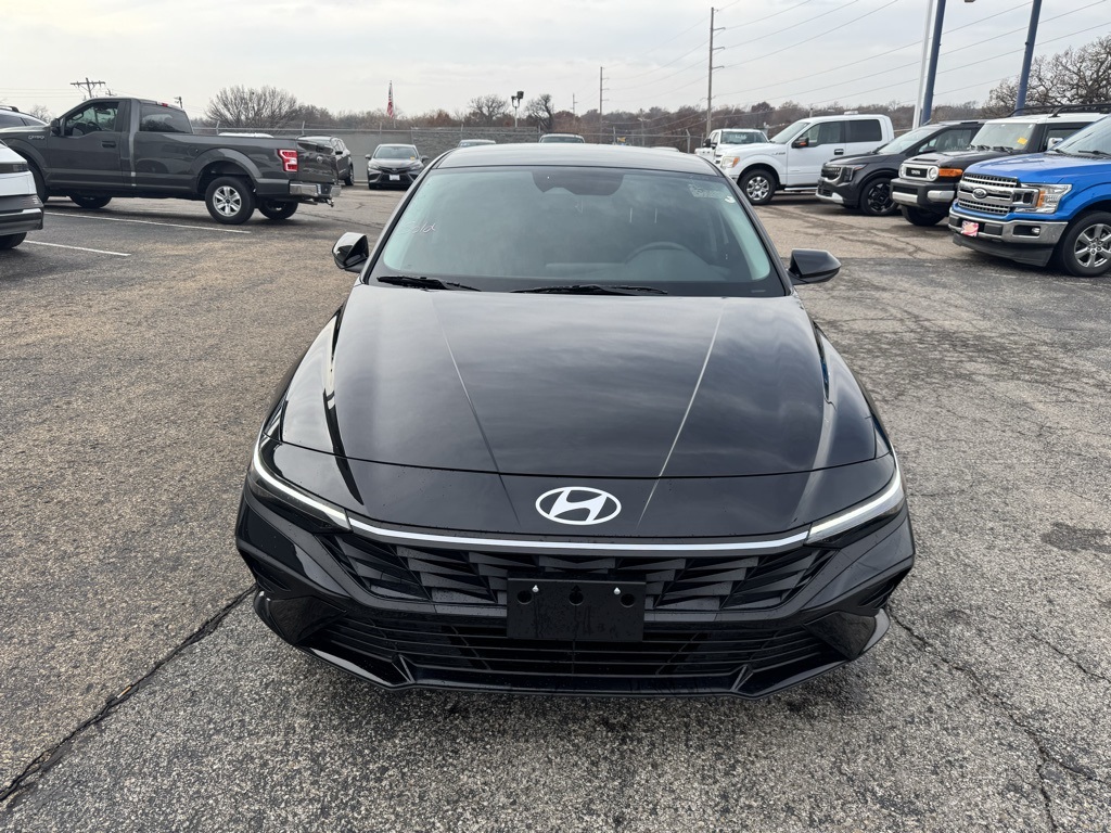 Used 2025 Hyundai Elantra SE with VIN KMHLL4DG2SU015044 for sale in Kansas City