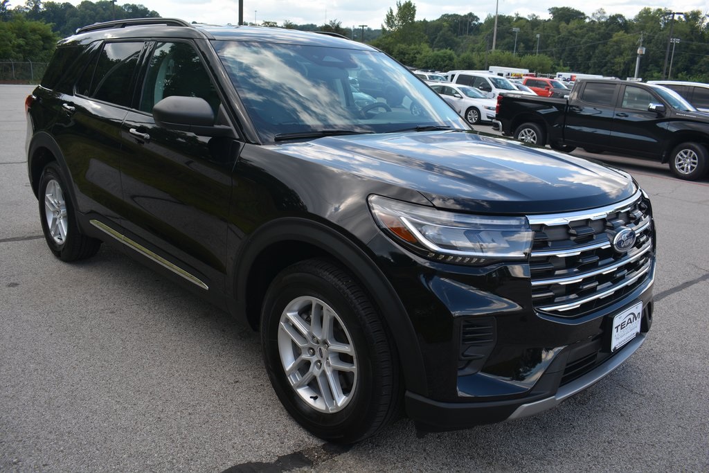 2025 Ford Explorer photo 4