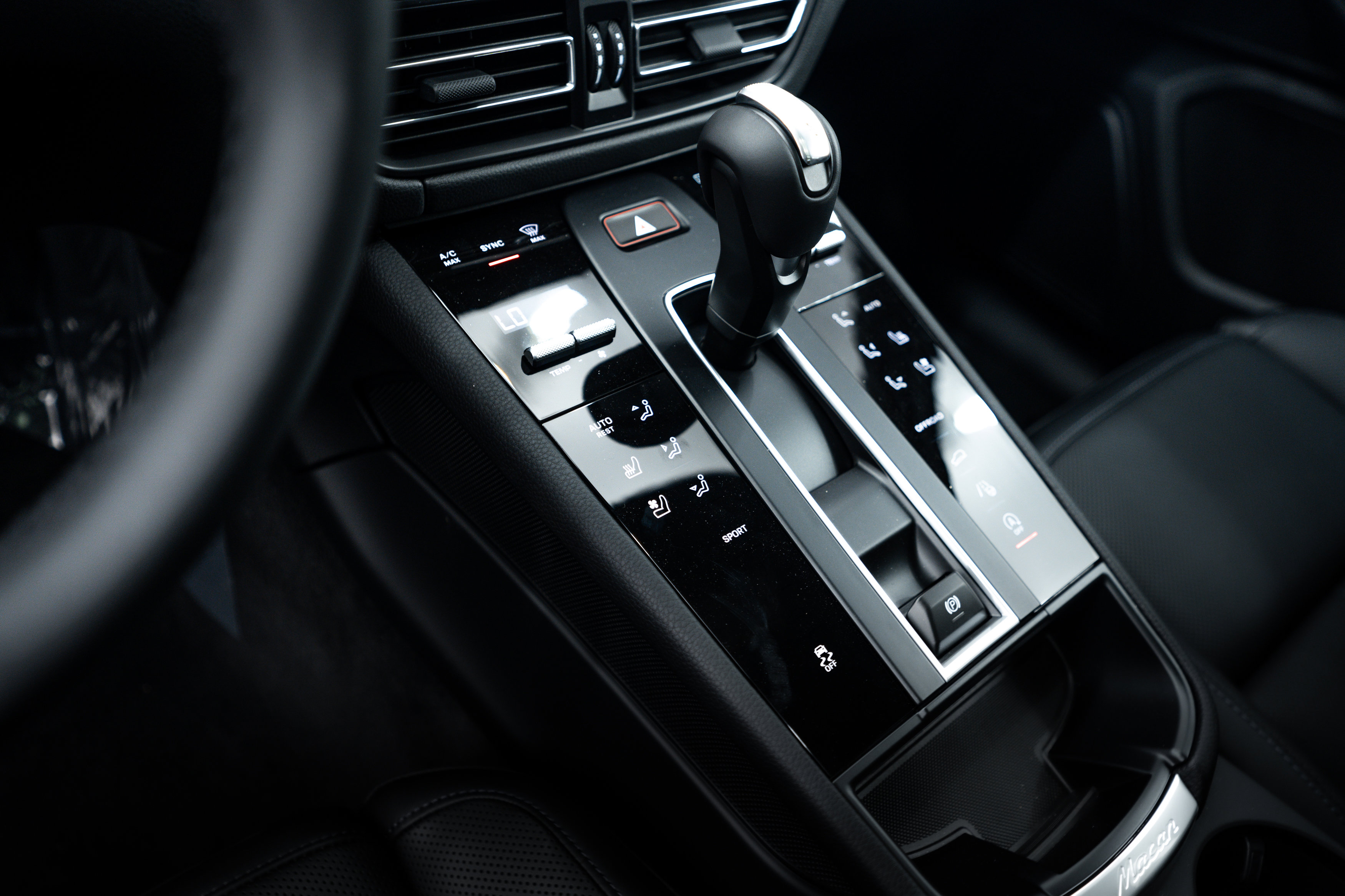 2025 Porsche Macan Base photo 11