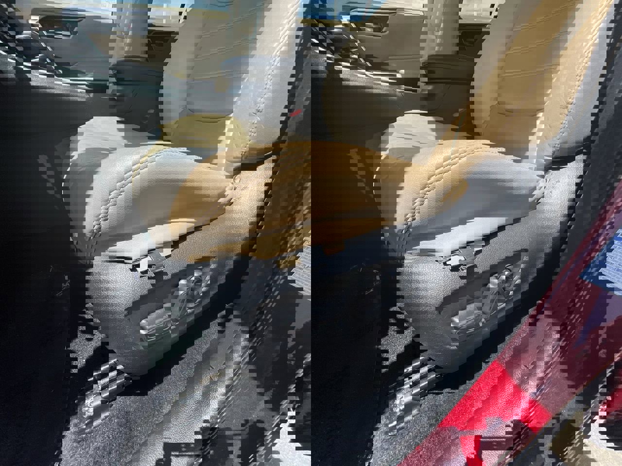 2022 Toyota RAV4 XLE Premium photo 4