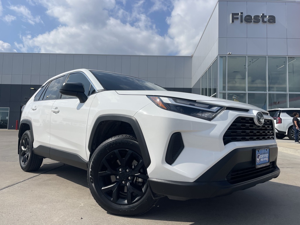 2024 Toyota RAV4 LE's photo