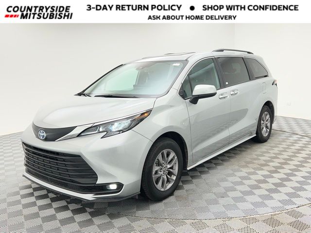 2025 Toyota Sienna XLE's photo