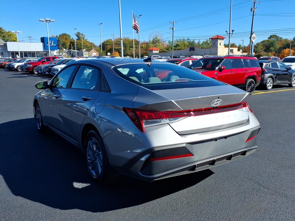 2024 Hyundai Elantra SEL photo 3