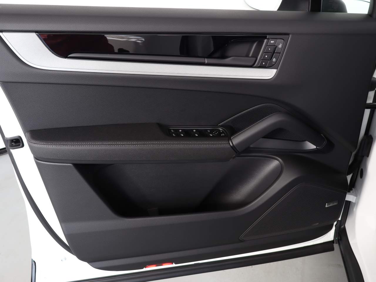 2025 Porsche Cayenne Coupe photo 22