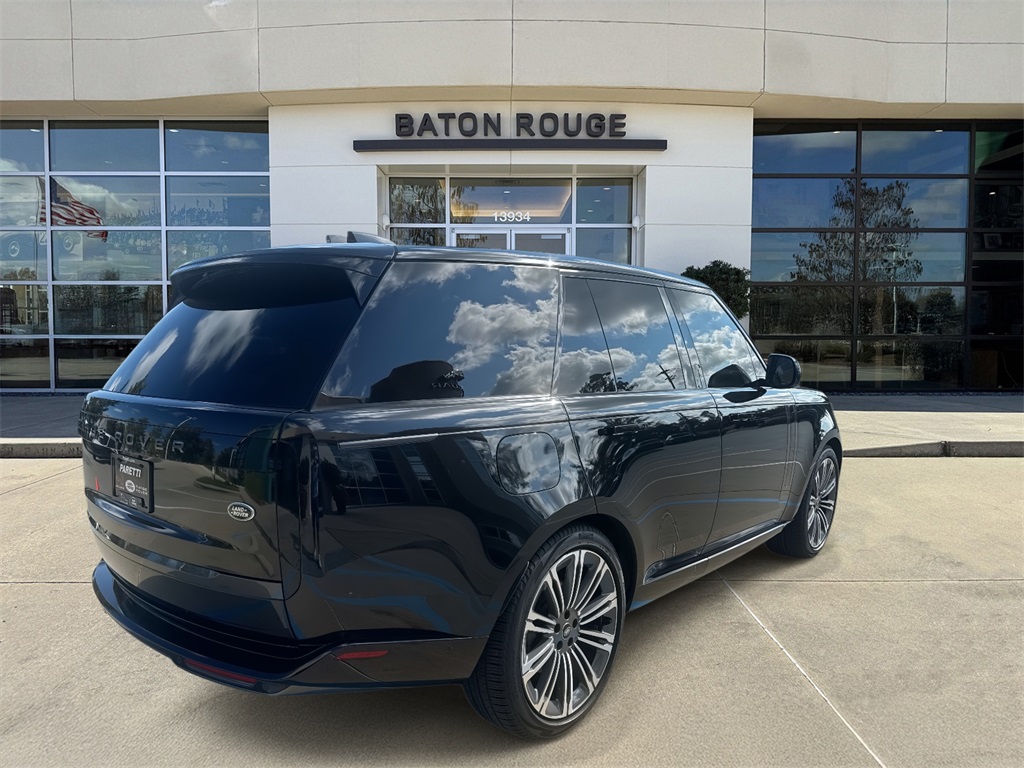 2023 Land Rover Range Rover SE photo 3
