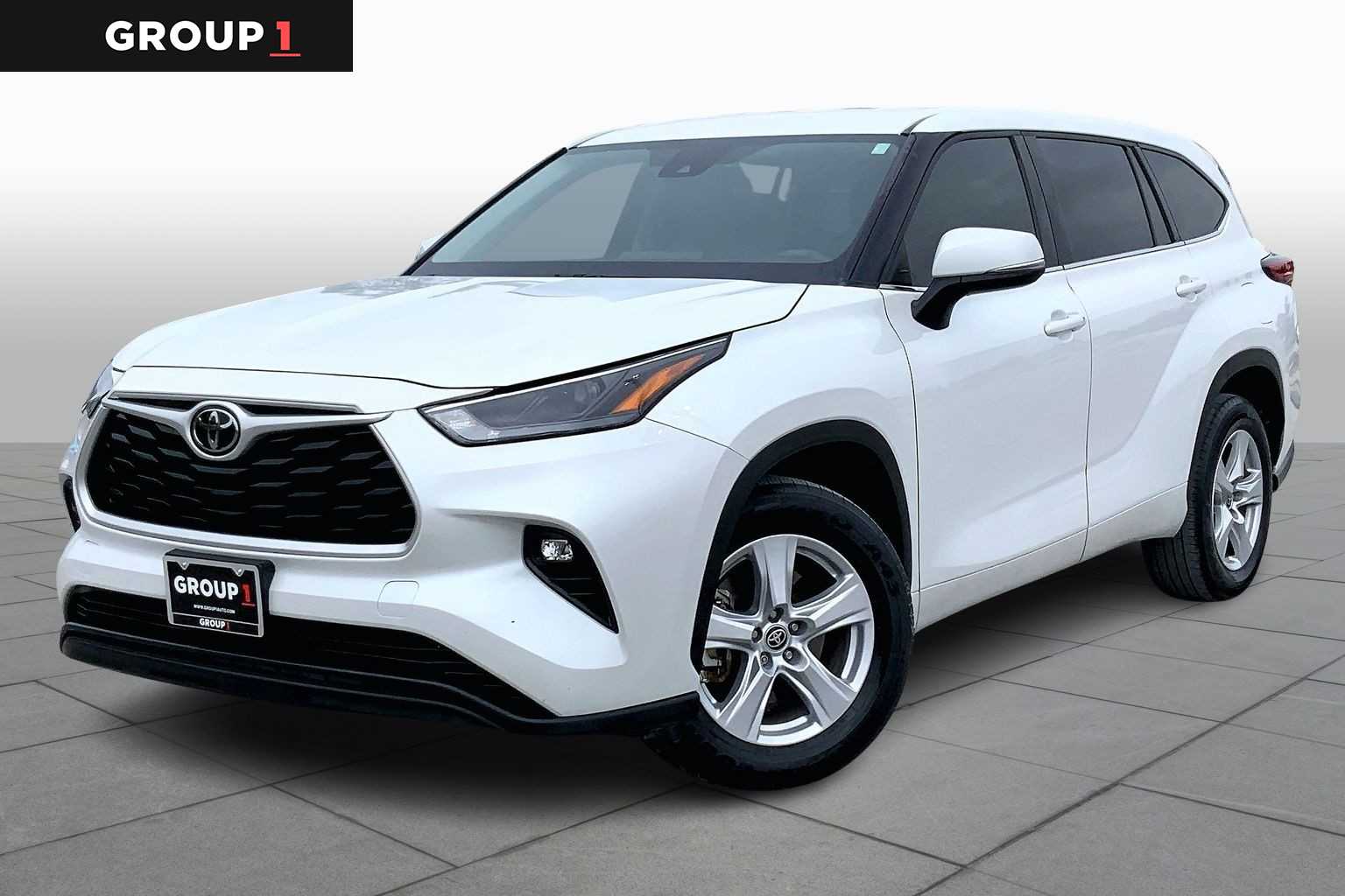 2022 Toyota Highlander LE's photo