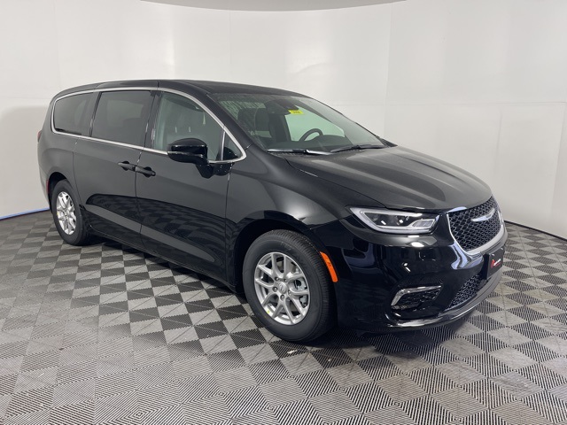 2026 Chrysler Pacifica Select's photo