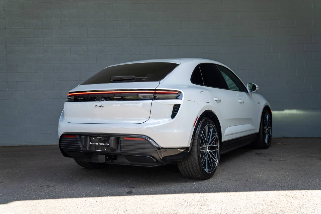 2025 Porsche Macan Turbo Electric photo 15