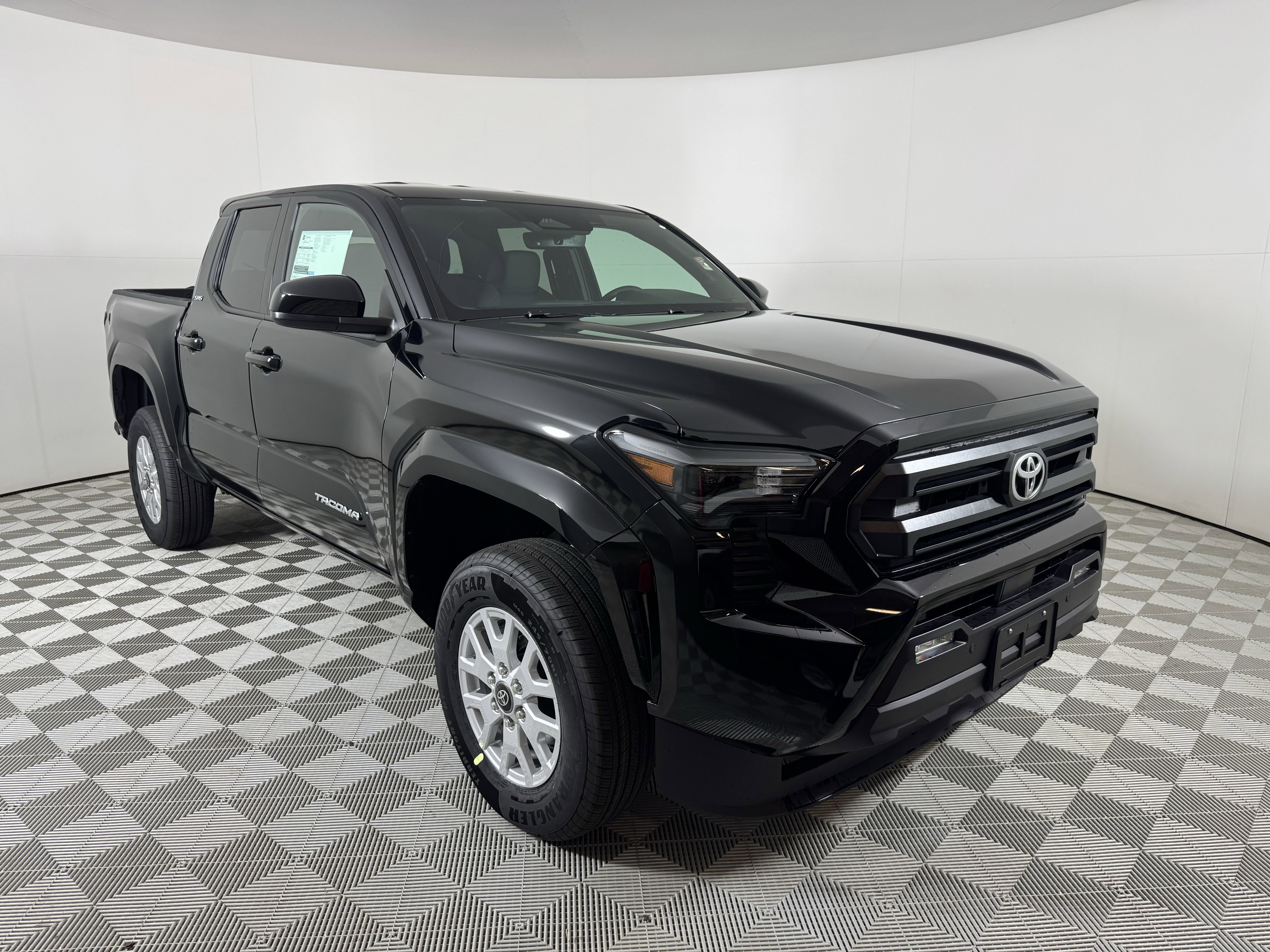 2025 Toyota Tacoma SR5's photo