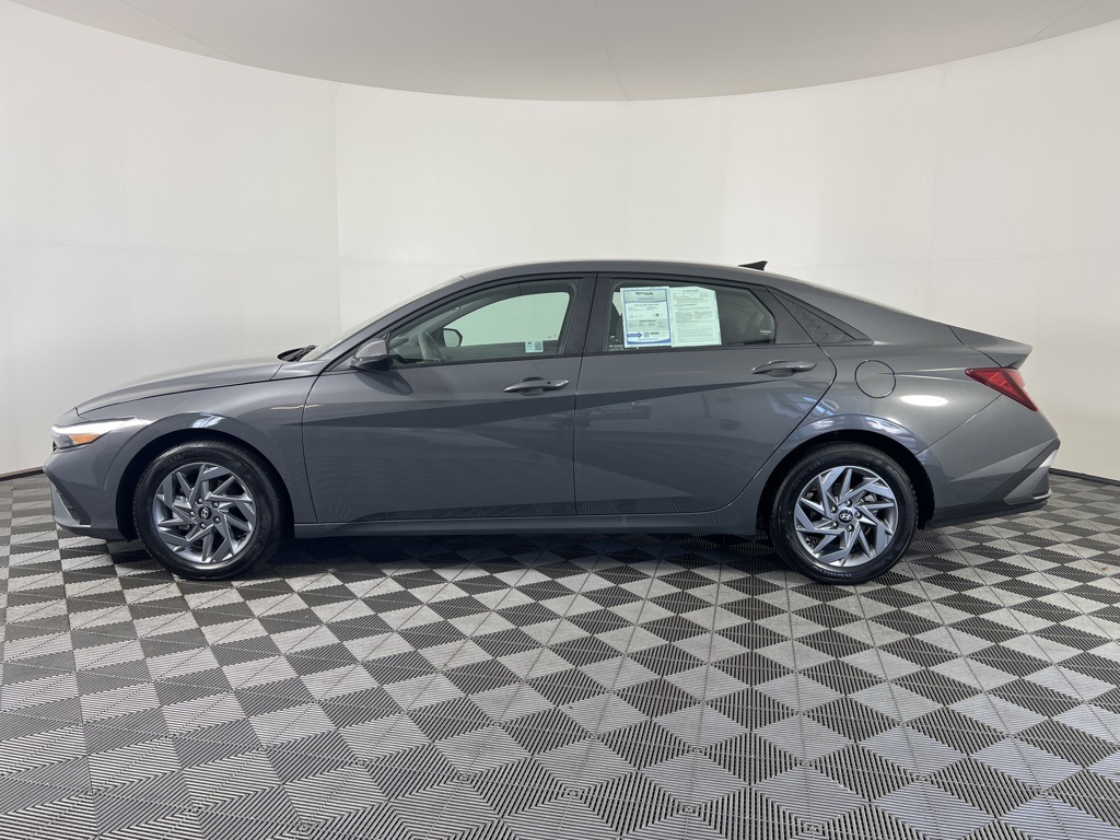 2024 Hyundai Elantra SEL photo 8