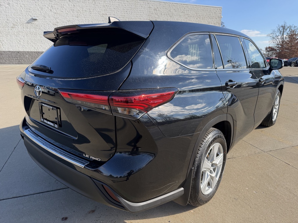 2022 Toyota Highlander LE photo 4