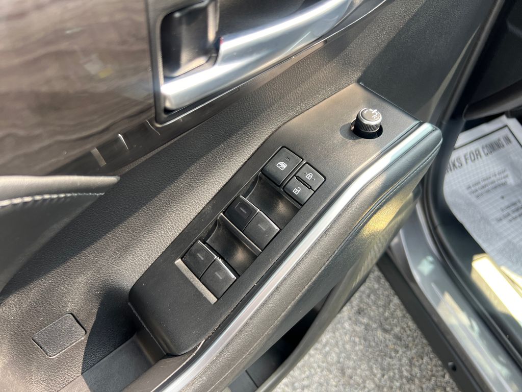 2022 Toyota Highlander Hybrid Limited photo 10