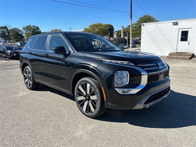 2025 Mitsubishi Outlander SE's photo