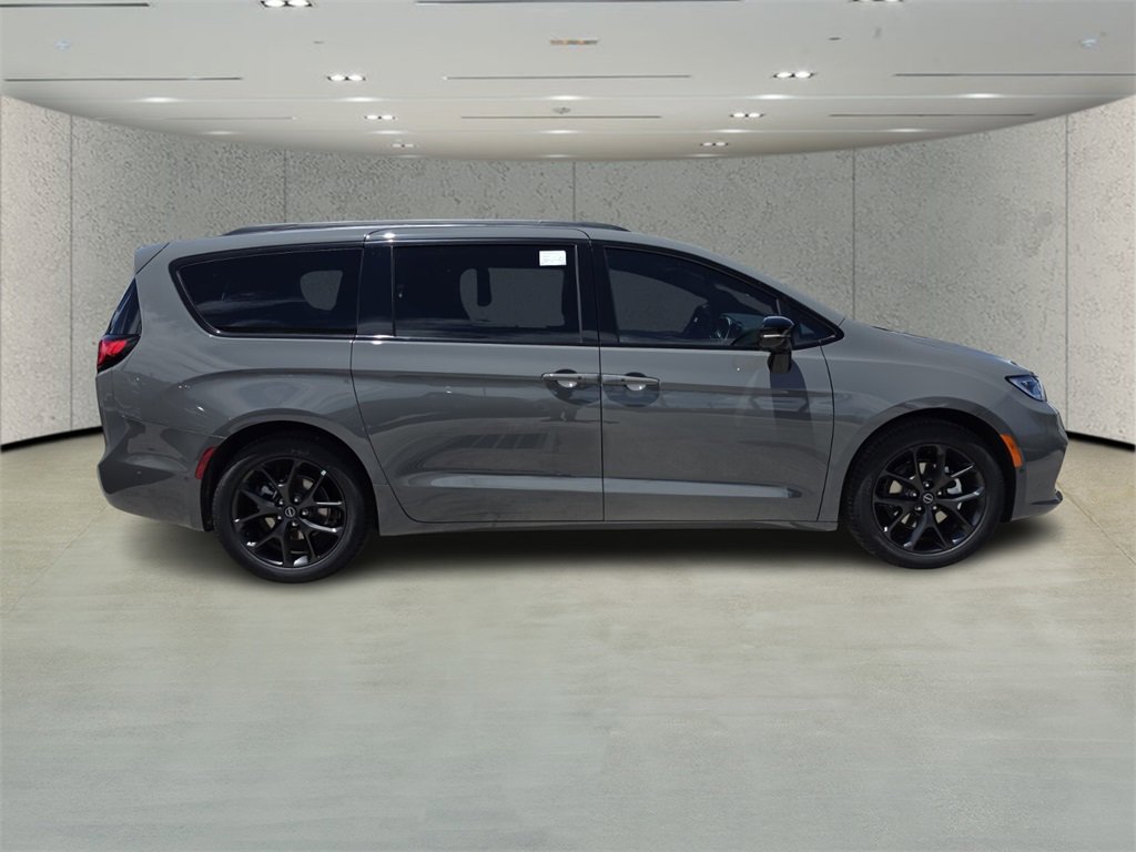 2025 Chrysler Pacifica Limited photo 3