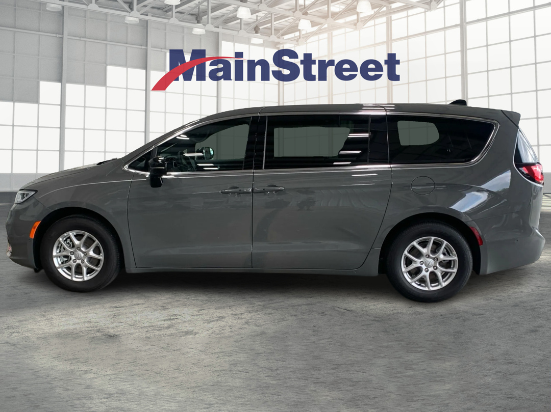 Used 2025 Chrysler Pacifica Select with VIN 2C4RC1BG6SR580197 for sale in Kansas City