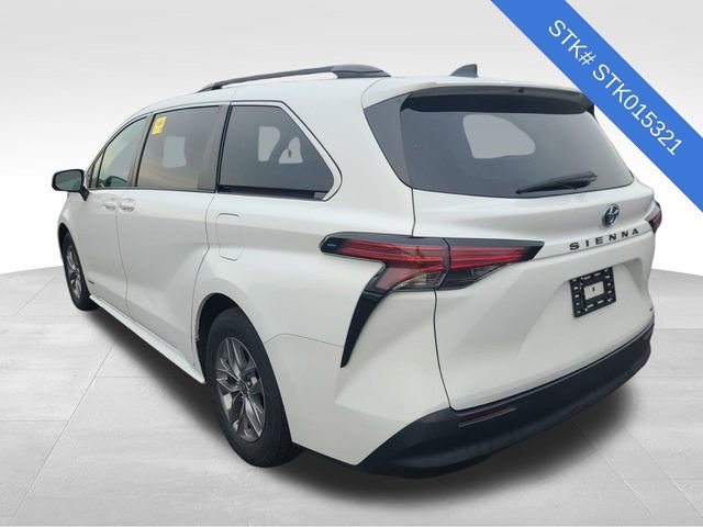 2021 Toyota Sienna LE photo 2