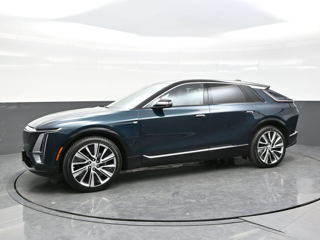 2025 Cadillac Lyriq Luxury photo 2