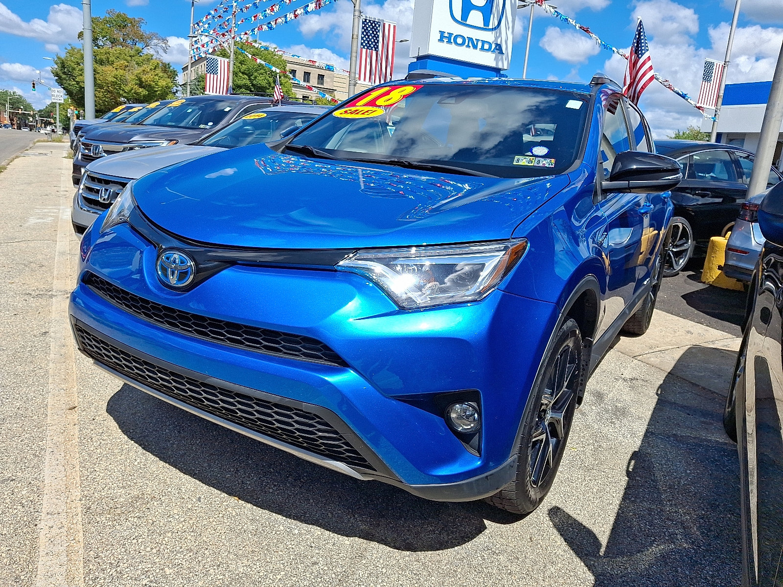 2018 Toyota RAV4 Hybrid SE photo 2