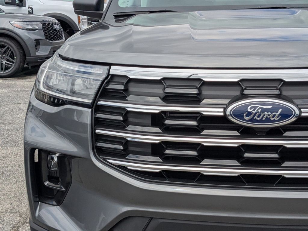 2025 Ford Explorer photo 2